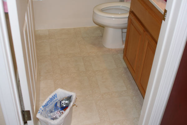 bathroom-vinyl-floors-before-removing